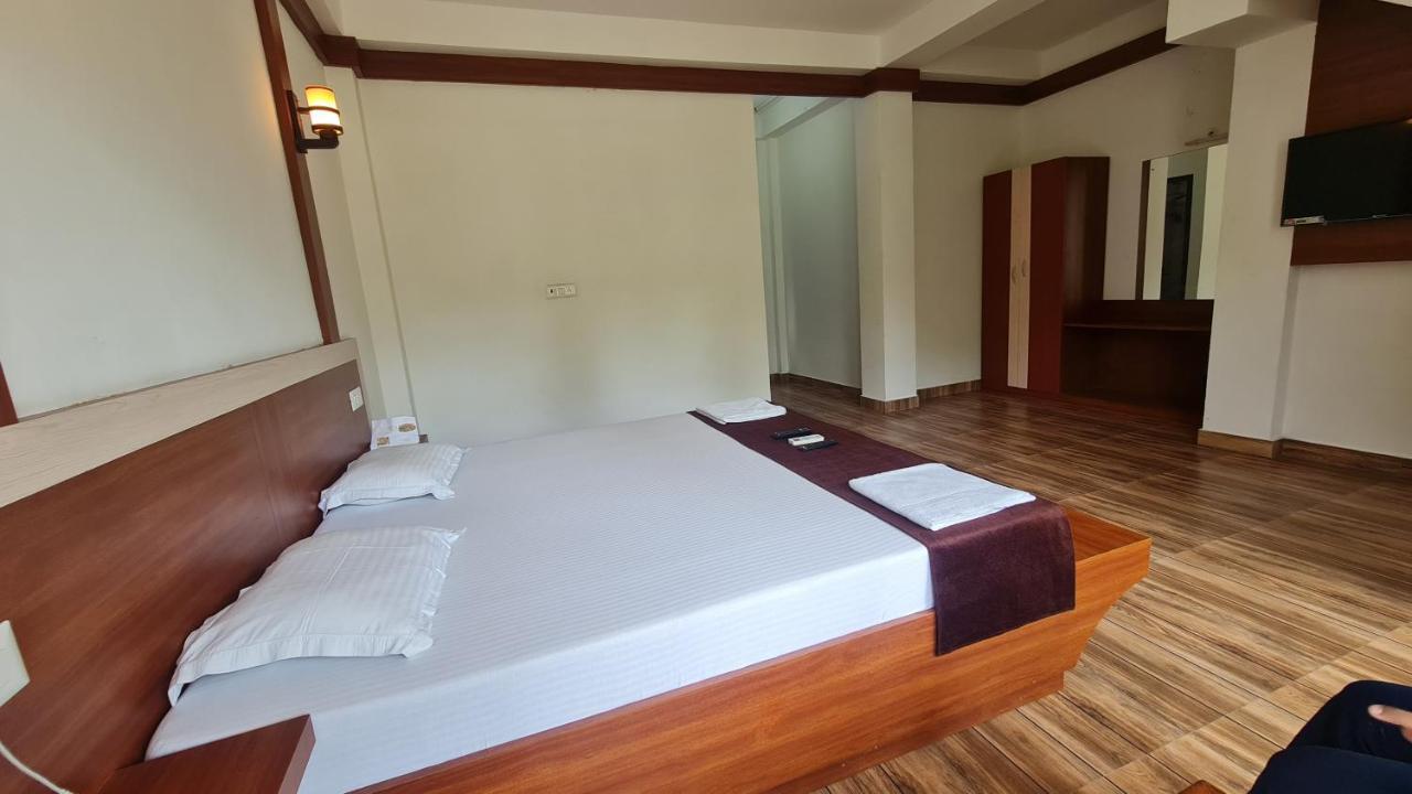 Hotel Exotica Squares Lakshmanpur Bagian luar foto